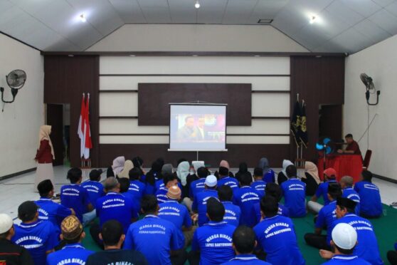 Sejumlah warga binaan menonton debat publik pasangan calon bupati dan wakil bupati Banyuwangi.