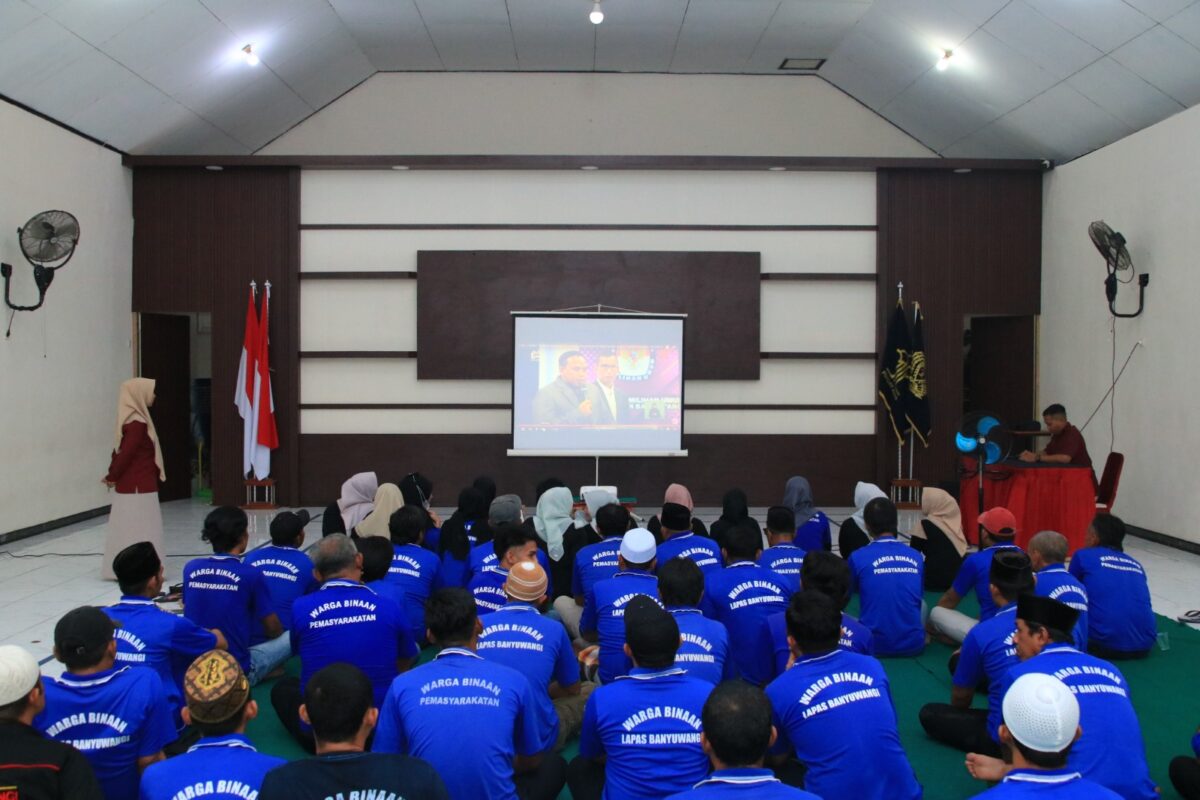 Sejumlah warga binaan menonton debat publik pasangan calon bupati dan wakil bupati Banyuwangi.
