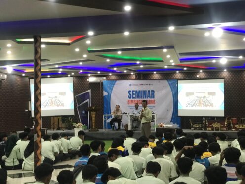 Siswa-siswi SMK Models mengikuti seminar bimbingan karir di Ballroom Edhotel.
