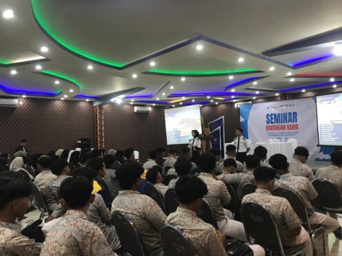 Siswa-siswi SMK Models mengikuti seminar di Ballroom Edhotel.