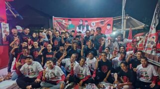 Relawan dan simpatisan berkumpul di Posko Pemenangan Sonny T. Danaparamita di Glagah, Banyuwangi.