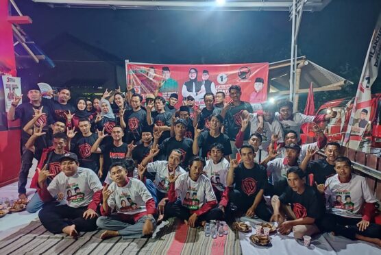 Relawan dan simpatisan berkumpul di Posko Pemenangan Sonny T. Danaparamita di Glagah, Banyuwangi.