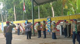 Guru SMK Models bertindak sebagai petugas upacara bendera dalam peringatan Hari Guru Nasional 2024