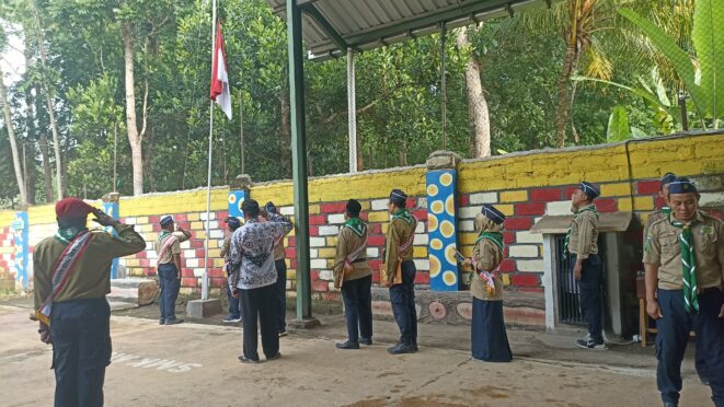 Guru SMK Models bertindak sebagai petugas upacara bendera dalam peringatan Hari Guru Nasional 2024