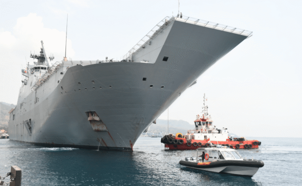 Sebuah kapal perang Australia sedang menurunkan alat-alat militer di pelabuhan Ketapang, Banyuwangi.