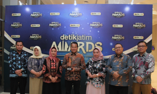 Pj Bupati Pasuruan menerima penghargaan detikJatim Awards 2024.