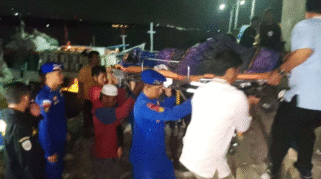 Foto memperlihatkan proses evakuasi jenazah seorang ABK yang meninggal dunia akibat tersambar petir di laut.