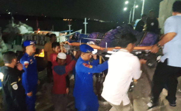 Foto memperlihatkan proses evakuasi jenazah seorang ABK yang meninggal dunia akibat tersambar petir di laut.