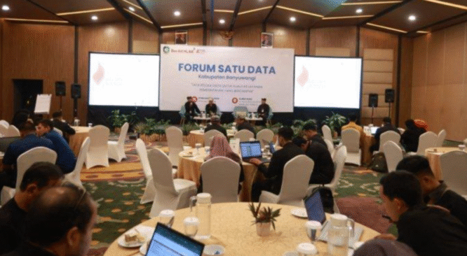 Peserta Forum Satu Data Kabupaten Banyuwangi mengikuti kegiatan di sebuah ruangan.