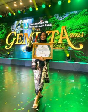 Etika Yuniarsih berpose dengan piala Gempita Awards.