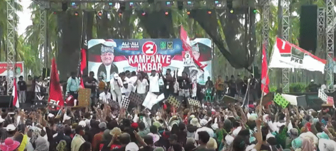 Ribuan massa pendukung pasangan Ali-Ali memadati RTH Blambangan Muncar.