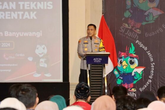 Kapolresta Banyuwangi sedang berbicara di depan para petugas KPPS di Ballroom Hotel Aston.