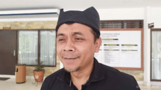 Kepala BPKAD Banyuwangi, Cahyanto Hendri Wahyudi, memberikan keterangan pers terkait sengketa aset Pantai Boom dengan Dishub Provinsi Jawa Timur.