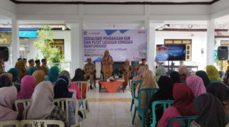 Bupati Ipuk Fiestiandani berdialog dengan pelaku UMKM di Banyuwangi