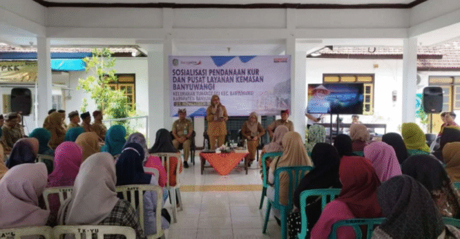 Bupati Ipuk Fiestiandani berdialog dengan pelaku UMKM di Banyuwangi