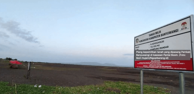 Sebuah plang bertuliskan "Tanah Milik Pemerintah Kabupaten Banyuwangi" terpasang di area Pantai Boom.