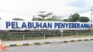 Kapal ferry menyebrang dari Pelabuhan Ketapang menuju Gilimanuk.