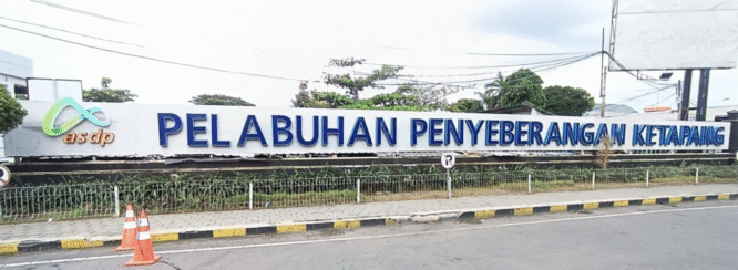 Kapal ferry menyebrang dari Pelabuhan Ketapang menuju Gilimanuk.