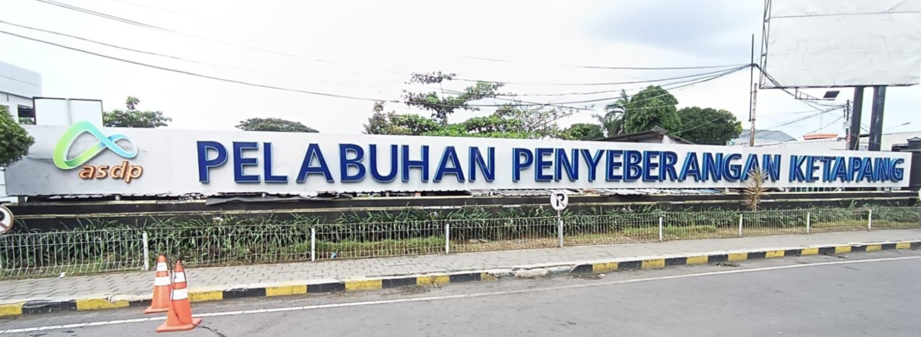 Panduan Lengkap Penyeberangan Ketapang-Gilimanuk: Rute, Jadwal, & Harga Tiket Terbaru Kapal ferry menyebrang dari Pelabuhan Ketapang menuju Gilimanuk.