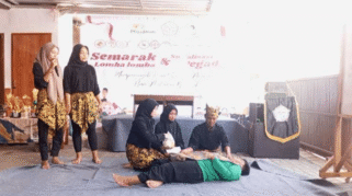 sekelompok siswa teater SMK Muhammadiyah 6 Rogojampi (Smuhero) sedang memperagakan drama puisi "Merdekaku Merdekamu" di atas panggung.
