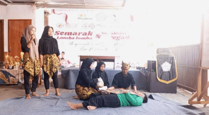 sekelompok siswa teater SMK Muhammadiyah 6 Rogojampi (Smuhero) sedang memperagakan drama puisi "Merdekaku Merdekamu" di atas panggung.