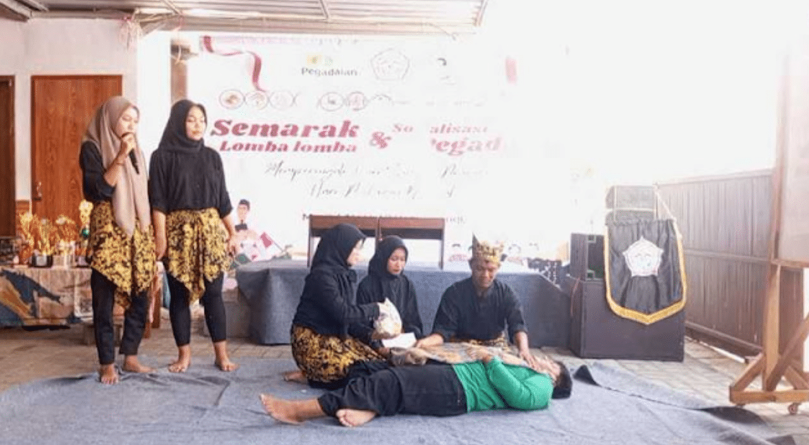 sekelompok siswa teater SMK Muhammadiyah 6 Rogojampi (Smuhero) sedang memperagakan drama puisi "Merdekaku Merdekamu" di atas panggung.