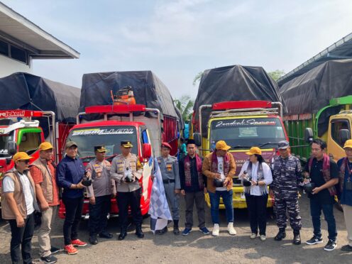 Petugas mengangkut kotak suara ke kendaraan untuk didistribusikan ke PPK