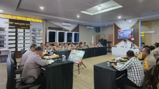 Wakapolresta Banyuwangi, AKBP Dewa Putu Eka Dharmawan, memberikan arahan dalam rakor pengamanan Pilkada 2024.