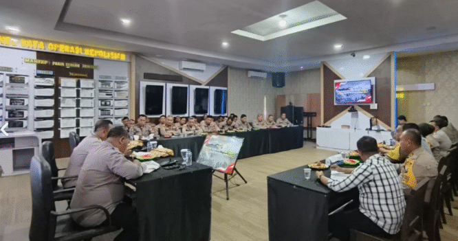 Wakapolresta Banyuwangi, AKBP Dewa Putu Eka Dharmawan, memberikan arahan dalam rakor pengamanan Pilkada 2024.