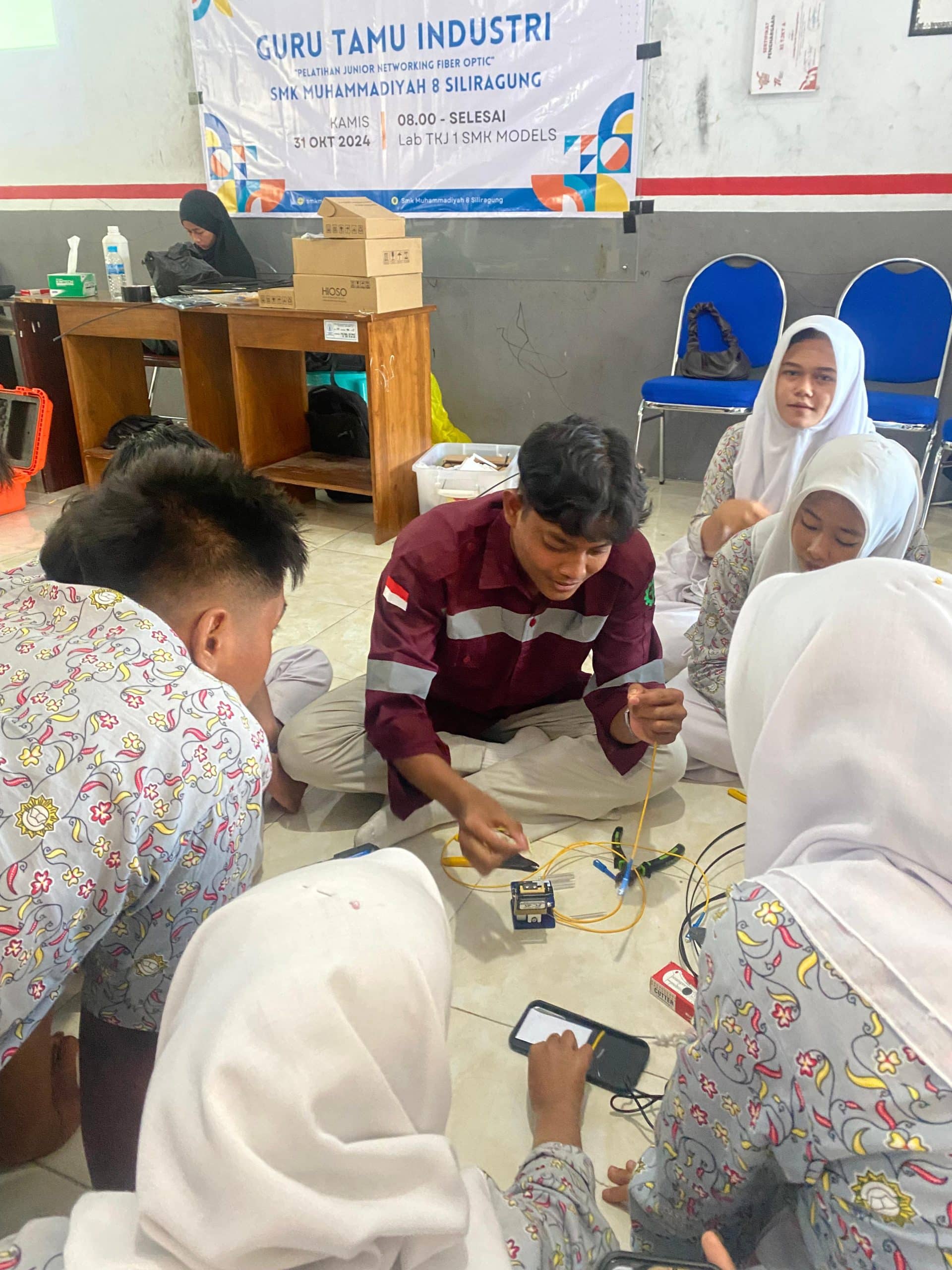 Antusias Siswa dalam praktikum Workshop Fiber Optik di SMK Models