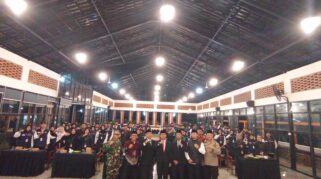 Foto menunjukkan para petugas PTPS Kecamatan Kabat sedang dilantik di Aula Resto Daipong, Blimbingsari, Banyuwangi.