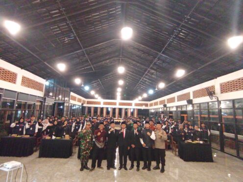 Foto menunjukkan para petugas PTPS Kecamatan Kabat sedang dilantik di Aula Resto Daipong, Blimbingsari, Banyuwangi.