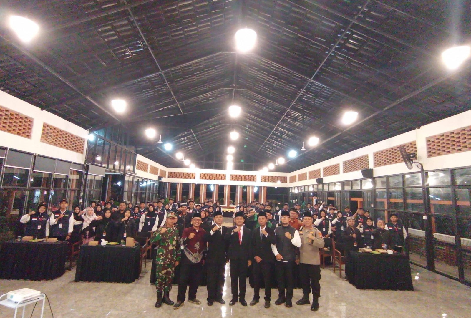 Foto menunjukkan para petugas PTPS Kecamatan Kabat sedang dilantik di Aula Resto Daipong, Blimbingsari, Banyuwangi.