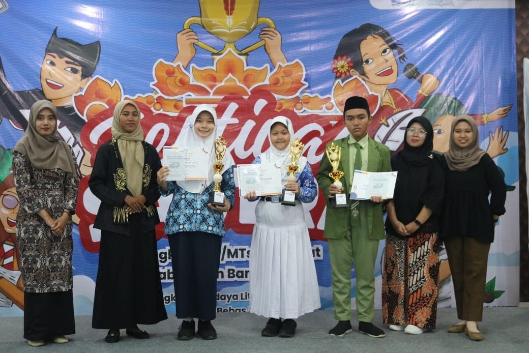 Foto menunjukkan para pemenang Festival Sastra SMK Models, Banyuwangi.
