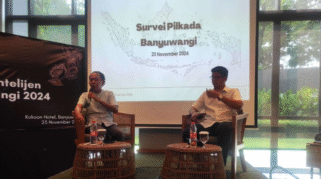 Direktur Eksekutif Politeia Consulting, Rico Pahlawan, mempresentasikan hasil survei Pilkada Banyuwangi.