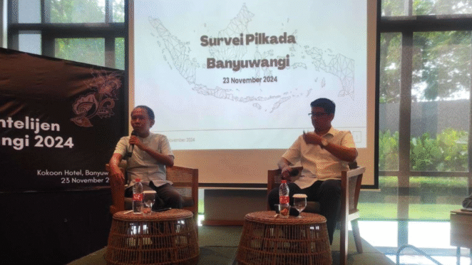 Direktur Eksekutif Politeia Consulting, Rico Pahlawan, mempresentasikan hasil survei Pilkada Banyuwangi.