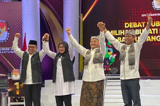Debat publik calon Bupati dan Wakil Bupati Banyuwangi dengan tema "Menyelesaikan Persoalan Daerah dan Meningkatkan Pelayanan Masyarakat".