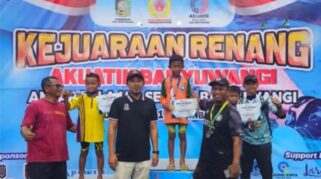 Atlet Sritanjung Swimming Club di podium juara.