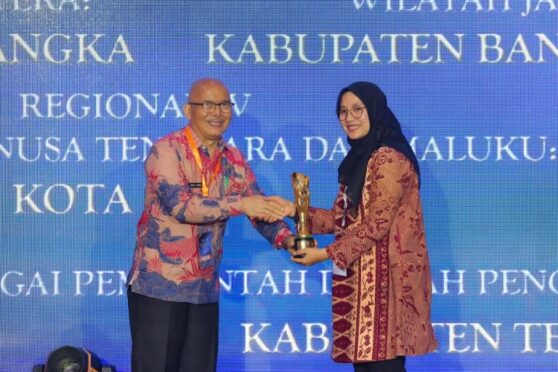 Bupati Banyuwangi menerima penghargaan IGA 2024.
