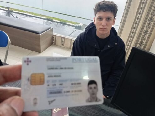 Polisi mengembalikan HP kepada WNA Portugal.