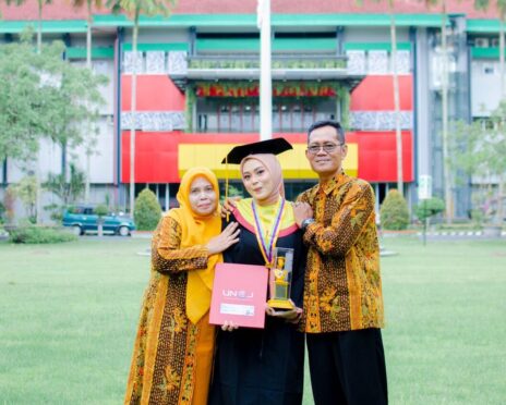 Foto Meilysa Ajeng bersama keluarga