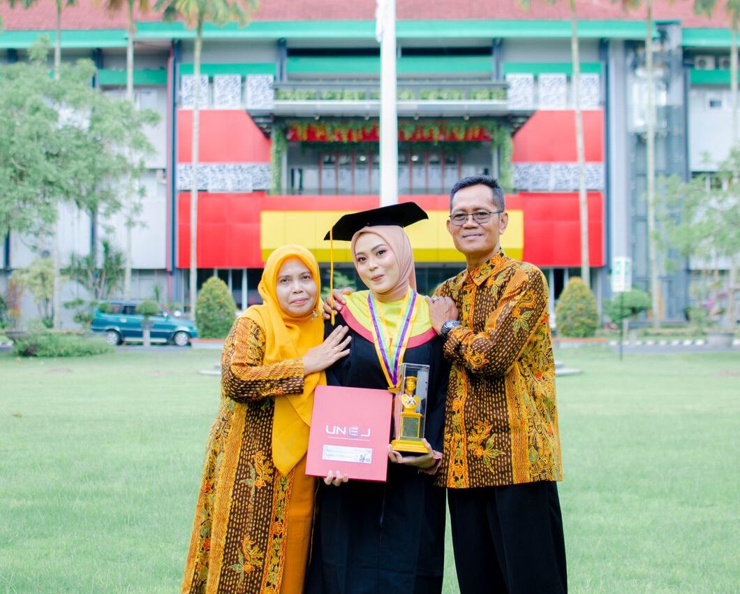 Foto Meilysa Ajeng bersama keluarga