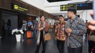 Wamenpar Ni Luh Puspa di Bandara Banyuwangi.