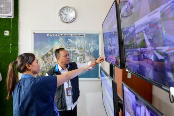 Wamenpar Ni Luh Puspa di Pelabuhan Ketapang Banyuwangi.