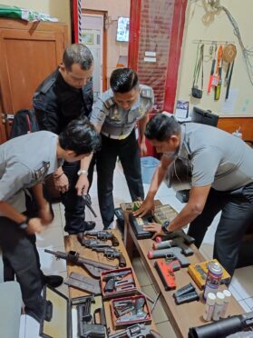 Petugas Lapas Banyuwangi memeriksa senjata api.