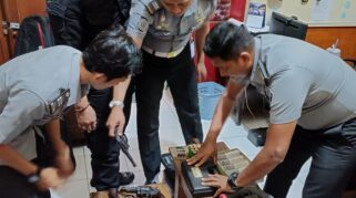 Petugas Lapas Banyuwangi memeriksa senjata api.