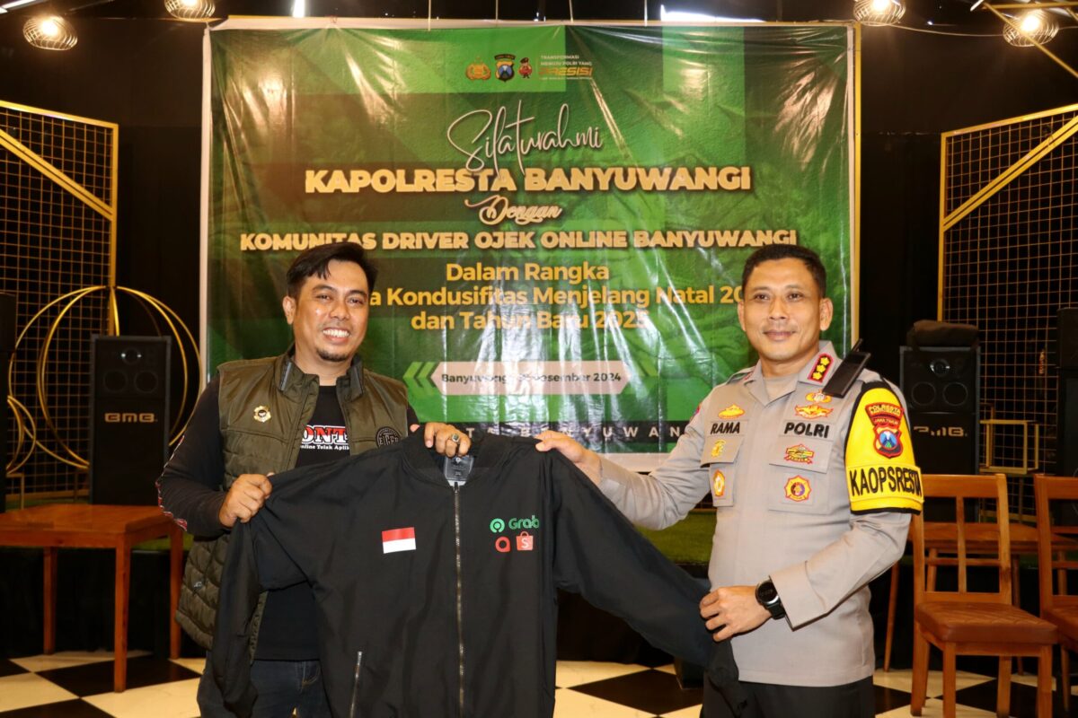 Kapolresta Banyuwangi menyerahkan jaket kepada driver ojek online dalam acara silaturahmi di Banyuwangi.