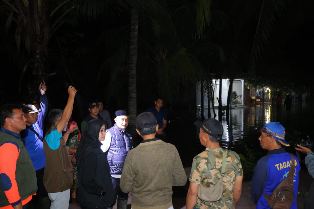 Bupati Ipuk meninjau banjir rob di Muncar.