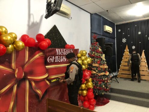 Sterilisasi gereja oleh Polresta Banyuwangi.