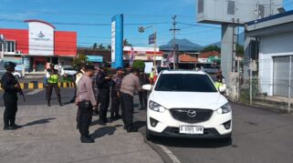 Petugas kepolisian amankan lalu lintas di ASDP Ketapang.